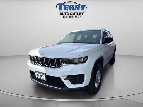 Used 2023 Jeep Grand Cherokee Laredo AWD/4WD image 4