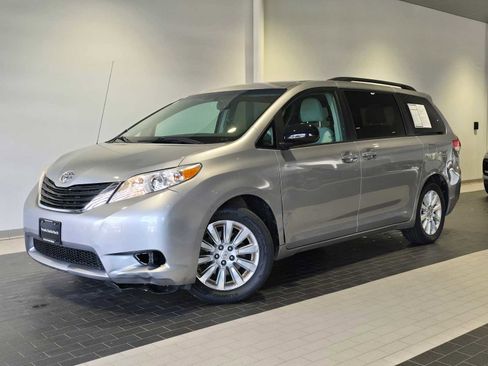 Used 2012 Toyota Sienna LE image 1