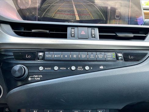 Used 2019 Lexus ES 300h w/ Accessory Package 2 FWD image 19
