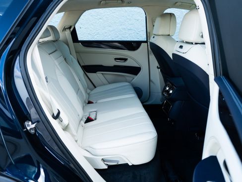 Used 2024 Bentley Bentayga image 30