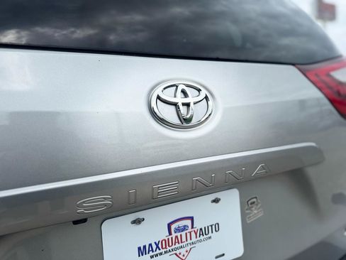 Used 2018 Toyota Sienna XLE FWD image 32