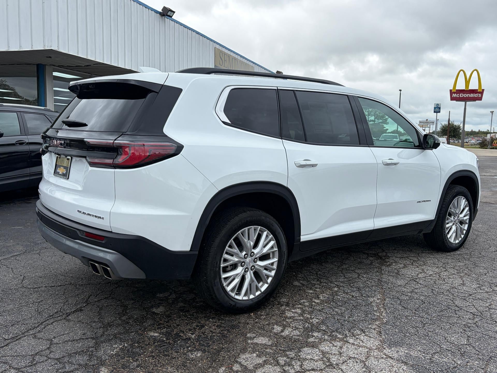Used 2026 GMC Acadia Elevation w/ Elevation Premium Package FWD image 8