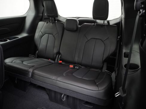 New 2027 Chrysler Pacifica Select AWD/4WD image 18