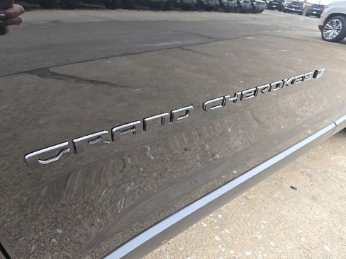 New 2025 Jeep Grand Cherokee L Limited w/ Luxury Tech Group II image 17