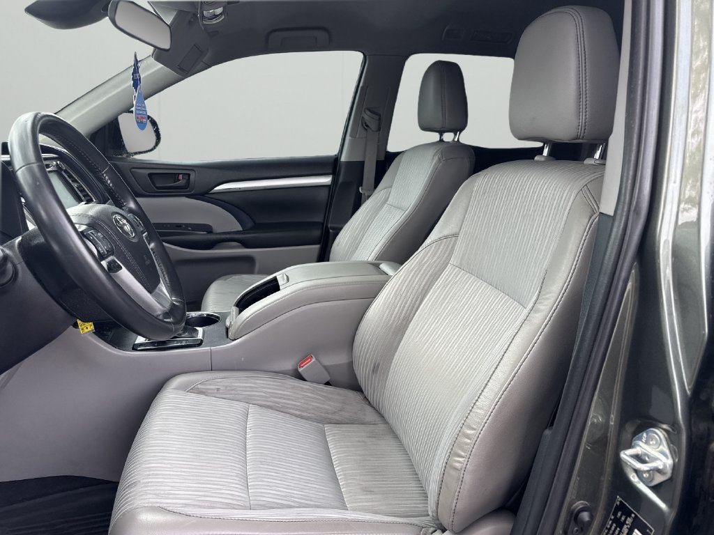 Used 2019 Toyota Highlander Plus AWD/4WD image 9