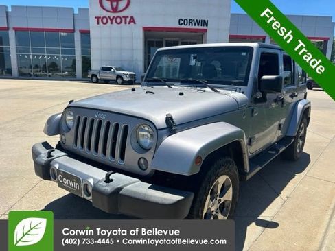 Used 2016 Jeep Wrangler Unlimited Sahara w/ Dual Top Group AWD/4WD image 8