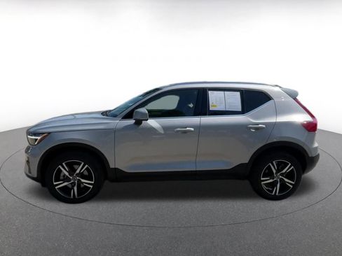 Used 2024 Volvo XC40 B5 Core image 9