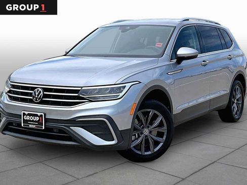 Used 2022 Volkswagen Tiguan SE FWD image 1