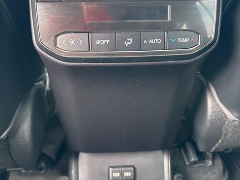 Used 2023 Toyota Highlander XLE AWD/4WD image 28