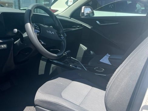 Used 2023 Kia Niro LX FWD image 4