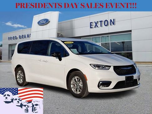 Used 2024 Chrysler Pacifica Touring-L image 1