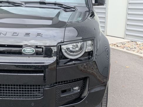 Used 2025 Land Rover Defender 130 X-Dynamic SE image 12