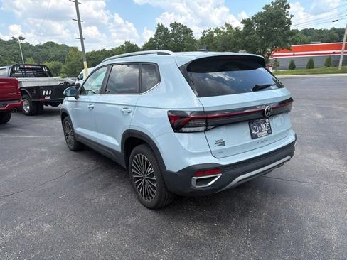 Used 2025 Volkswagen Taos SE FWD image 5