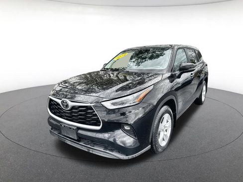 Used 2024 Toyota Highlander LE AWD/4WD image 1