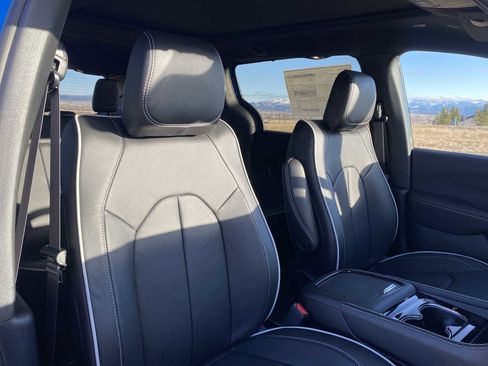 New 2026 Chrysler Pacifica Limited image 18