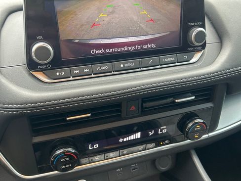 Used 2023 Nissan Rogue SV FWD image 12