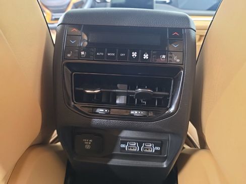 Used 2022 Jeep Grand Cherokee Summit AWD/4WD image 43