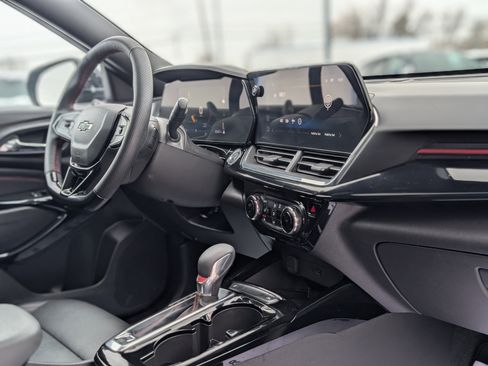 Used 2025 Chevrolet Trax RS w/ Sunroof Package image 45