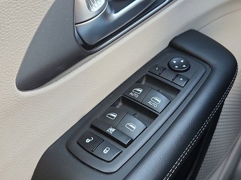 Used 2023 Chrysler Pacifica Touring-L FWD image 16
