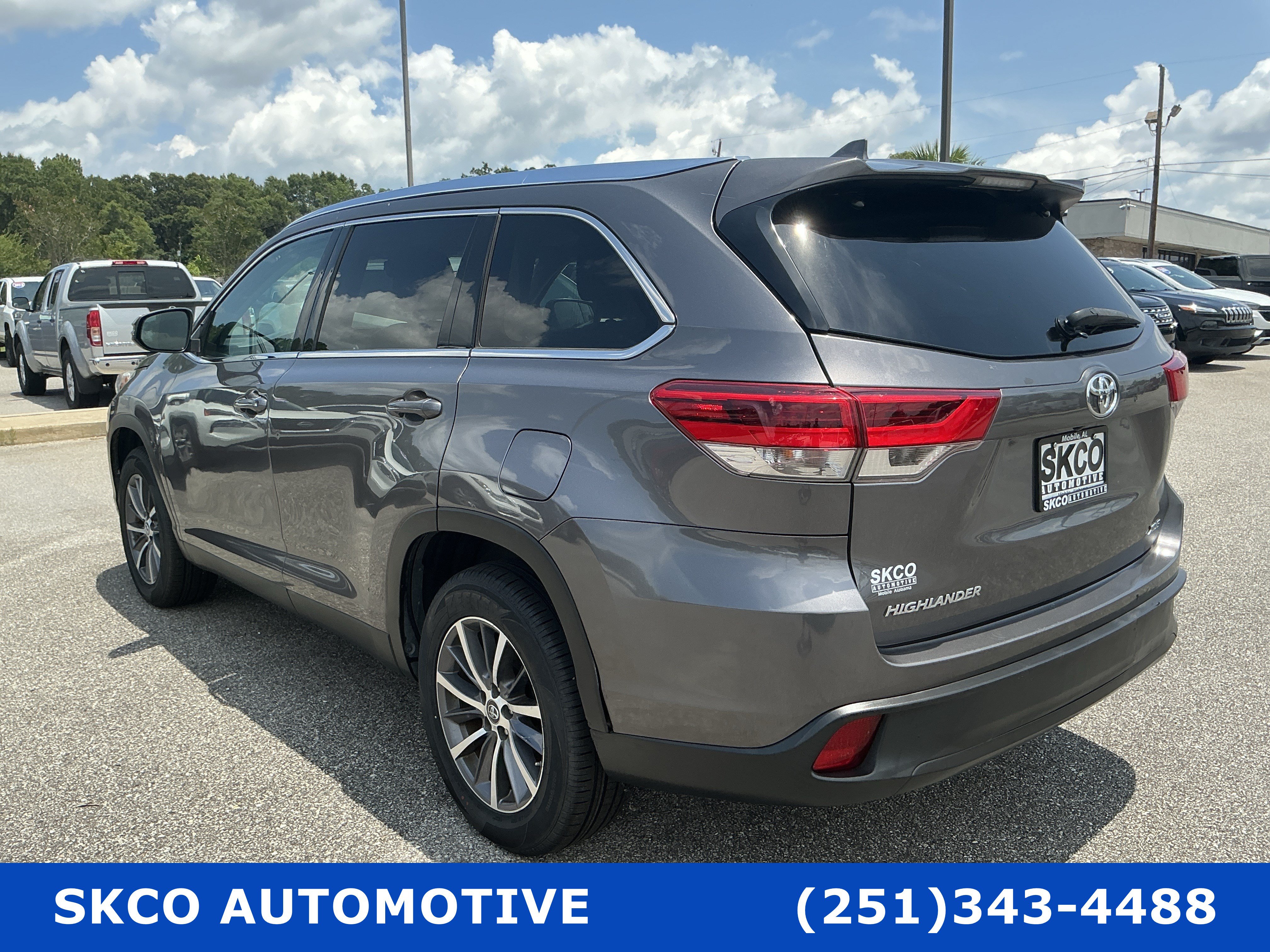 Used 2019 Toyota Highlander XLE FWD image 3