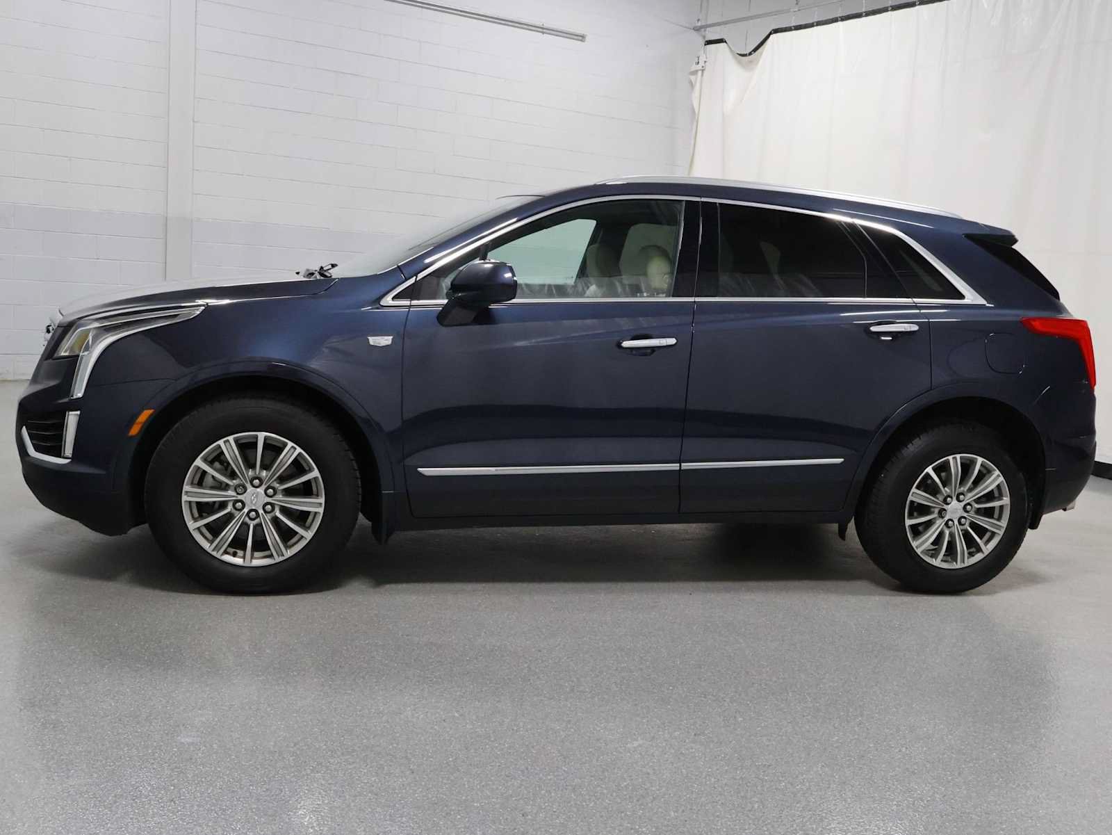 Used 2018 Cadillac XT5 Luxury w/ Driver Awareness Package AWD/4WD image 2