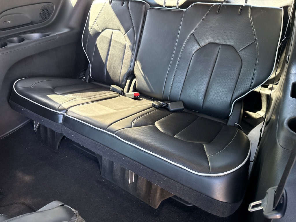 Used 2025 Chrysler Pacifica Limited FWD image 16
