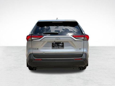 Used 2022 Toyota RAV4 LE FWD image 9