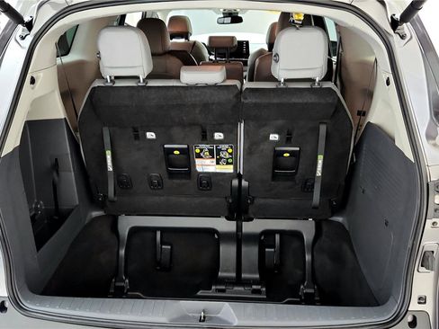 Used 2024 Toyota Sienna XLE image 18