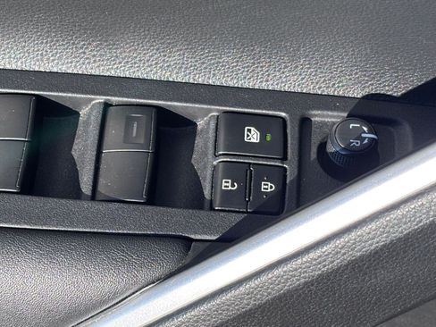 Used 2023 Toyota Corolla Cross XLE w/ Convenience Package AWD/4WD image 21