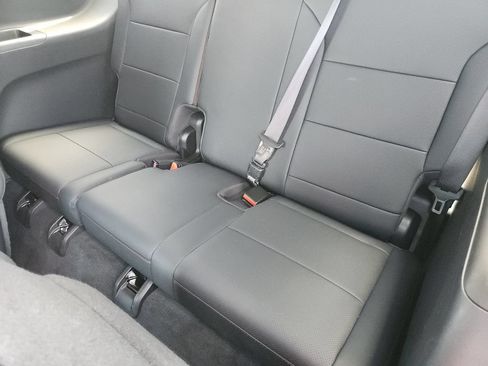 Used 2024 Chevrolet Traverse RS FWD image 30