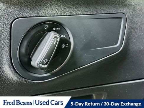 Used 2022 Volkswagen Tiguan SE w/ Panoramic Sunroof Package image 11