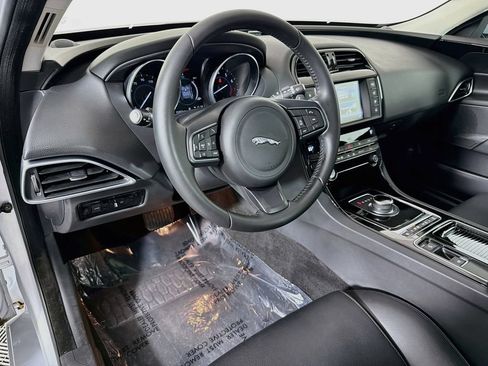 Used 2018 Jaguar XE RWD image 9