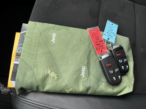 Used 2021 Jeep Grand Cherokee Laredo X image 24