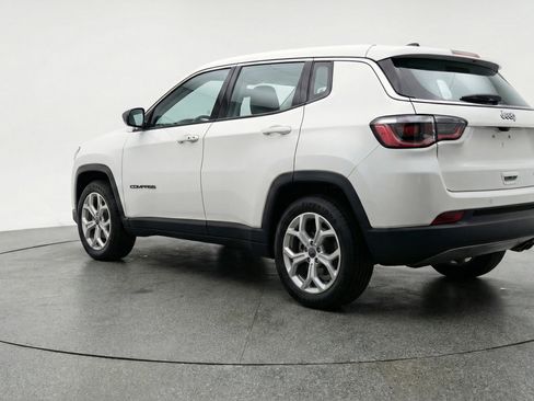 Used 2025 Jeep Compass Latitude image 6