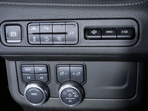 Used 2022 GMC Yukon XL Denali image 27