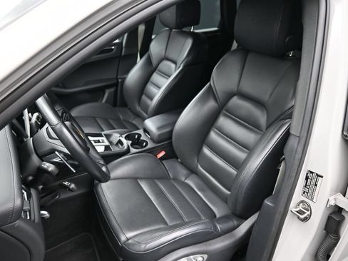 Certified 2025 Porsche Macan Turbo AWD/4WD image 9