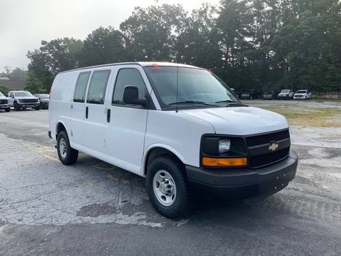 Used 2011 Chevrolet Express 2500 RWD image 2