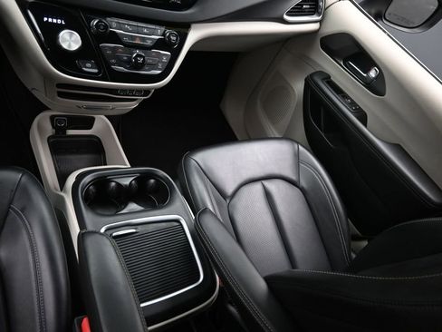 Used 2023 Chrysler Pacifica Touring-L FWD image 15