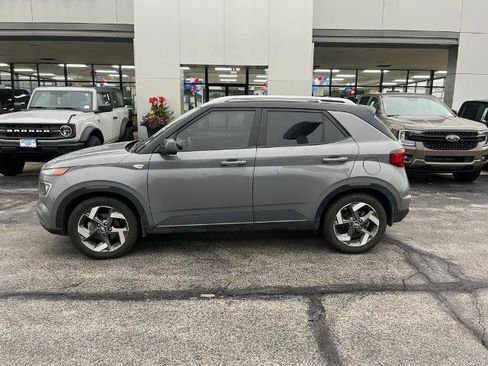 Used 2023 Hyundai Venue Limited FWD image 3