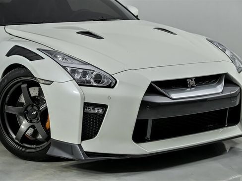 Used 2019 Nissan GT-R Premium w/ Premium Interior Package AWD/4WD image 3