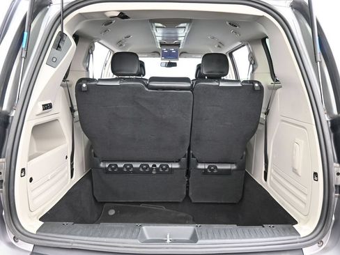 Used 2014 Chrysler Town & Country Touring-L FWD image 26