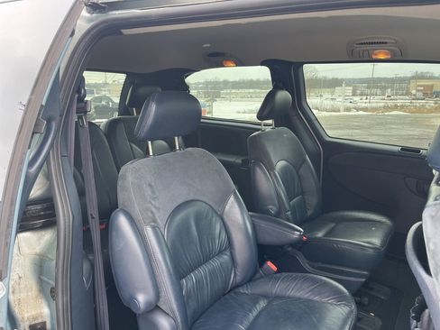 Used 2001 Chrysler Town & Country Limited image 8