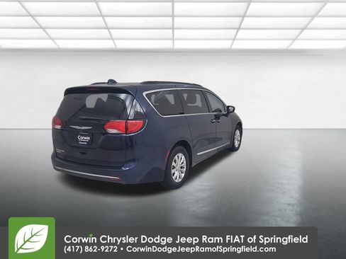Used 2017 Chrysler Pacifica Touring-L image 14