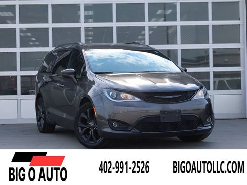 Used 2019 Chrysler Pacifica Touring Plus w/ S Appearance Package FWD image 1