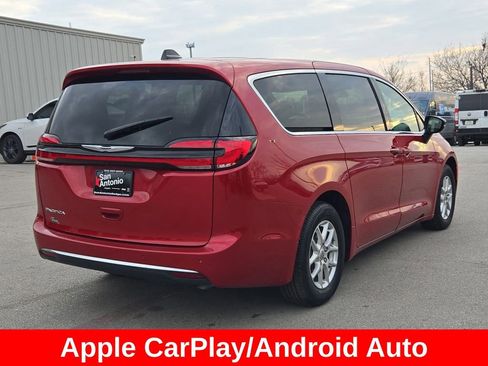 Used 2025 Chrysler Pacifica Select image 8