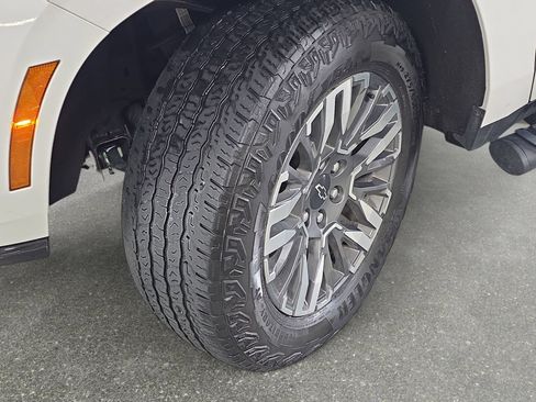 Used 2025 Chevrolet Tahoe Z71 AWD/4WD image 30