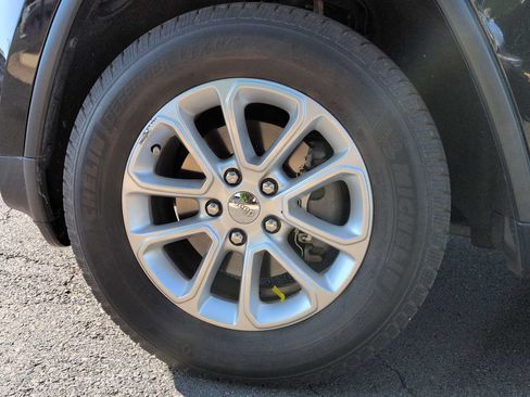Used 2014 Jeep Grand Cherokee Laredo w/ 18" Wheel & 8.4" Radio Group RWD image 14
