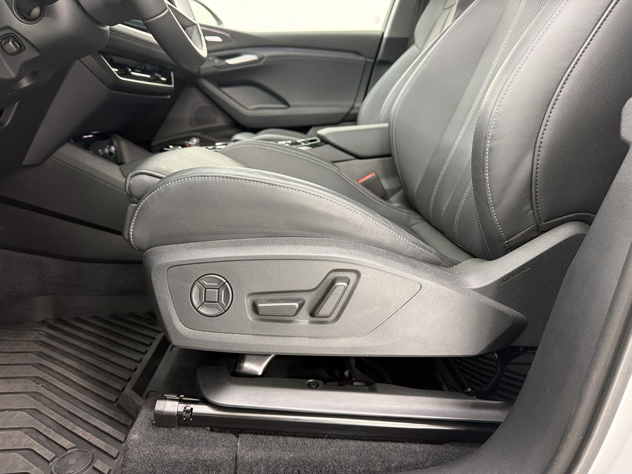 Used 2025 Audi Q6 e-tron Premium Plus w/ Premium Plus AWD/4WD image 5