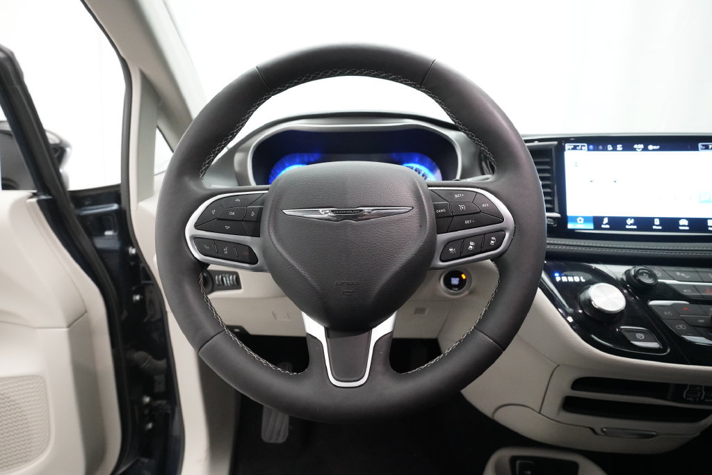 Used 2024 Chrysler Pacifica Touring-L AWD/4WD image 4