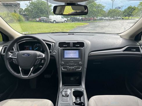 Used 2019 Ford Fusion SE w/ Equipment Group 151A FWD image 5